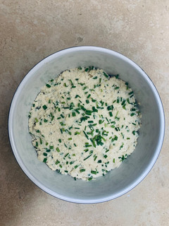 Una foto de Queso untable vegano de anacardos y cebollino