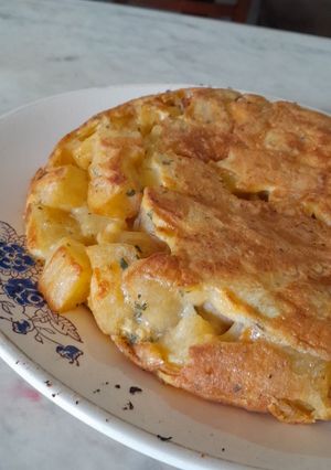 Una foto de Tortilla de papa y cebolla 👩🏻‍🍳