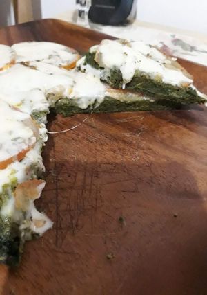 Una foto de Pizza de espinaca y harina integral