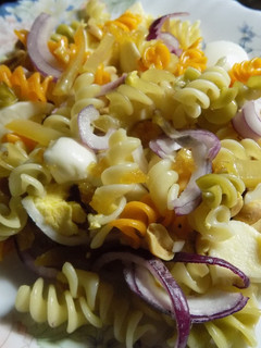 Una foto de Fideos tricolor en ensalada con texturas y sabores varios