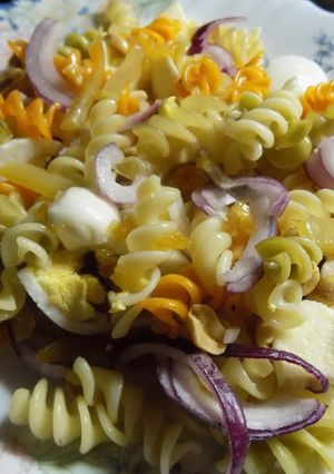 Una foto de Fideos tricolor en ensalada con texturas y sabores varios