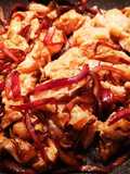 Petto di pollo con cipolle rosse caramellate