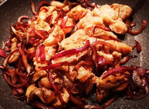 Foto di Petto di pollo con cipolle rosse caramellate