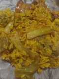 Arroz con costilla, tirabeques y ajos tiernos