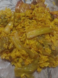 Una foto de Arroz con costilla, tirabeques y ajos tiernos