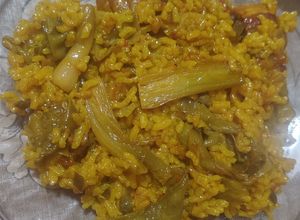 Una foto de Arroz con costilla, tirabeques y ajos tiernos