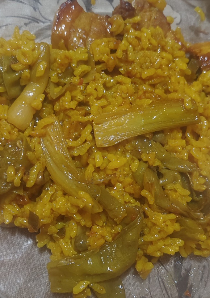 Una foto de Arroz con costilla, tirabeques y ajos tiernos