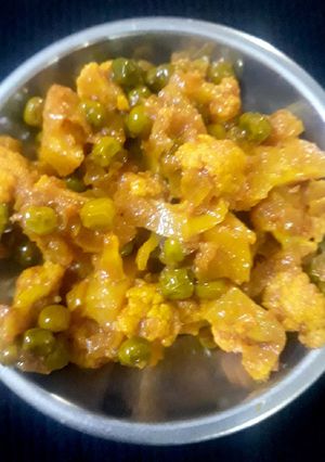 A picture of Aloo gobhi & matar.