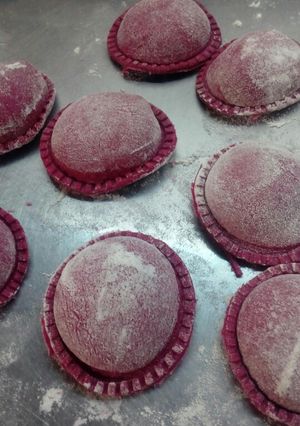 Una foto de Sorrentinos de ricota con masa de remolacha