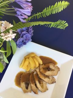 Una foto de Cinta de lomo rellena de manzana y ciruela