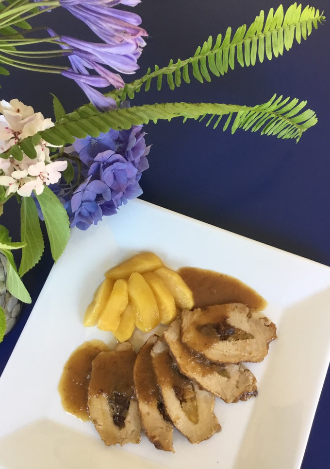 Una foto de Cinta de lomo rellena de manzana y ciruela