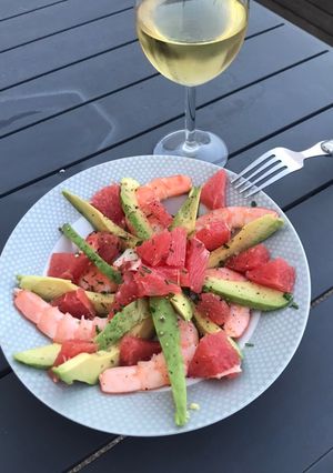 Une photo de Salade de suprême avocat crevette pamplemousse