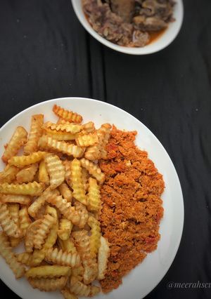 A picture of Crinkle fried sweet potatoes and egg sauce.