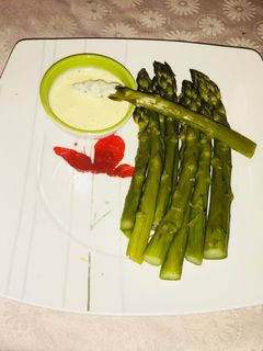 Una foto de Espárragos con mayoliva y un toque de ají