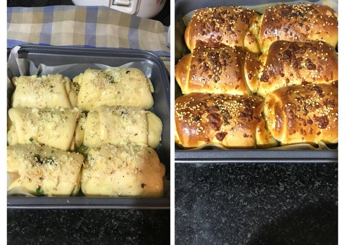 Cheesy Chicken Garlic Dinner Rolls 💁🏻‍♀️