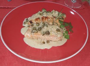 Una foto de Salmón con salsa de alcaparras I
