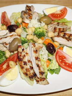Una foto de MUSLOS DE POLLO GRILLADOS CON ENSALADA DE GARBANZOS. JON STYLE