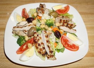 Una foto de MUSLOS DE POLLO GRILLADOS CON ENSALADA DE GARBANZOS. JON STYLE