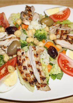 Una foto de MUSLOS DE POLLO GRILLADOS CON ENSALADA DE GARBANZOS. JON STYLE