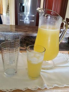 Una foto de Agua fresca de naranja agria