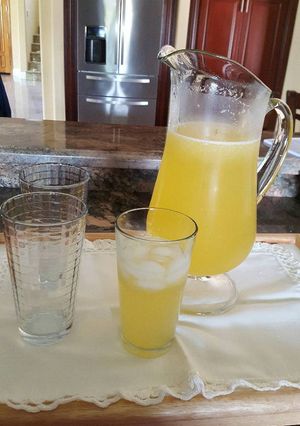 Una foto de Agua fresca de naranja agria