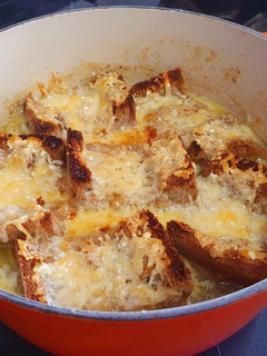 Una foto de Sopa de cebolla vegetariana