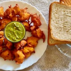 A picture of Kanda bhaji.