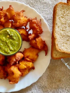 A picture of Kanda bhaji.