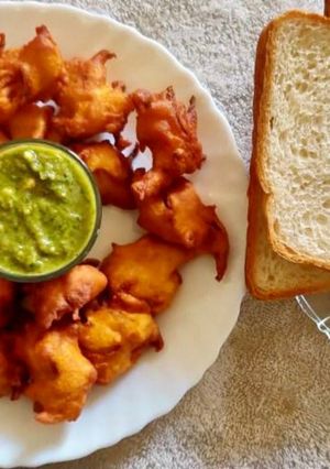A picture of Kanda bhaji.