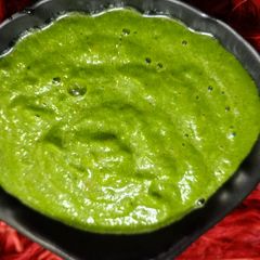 A picture of Green garlic leaves chutney (hare lehsun ki chutney).