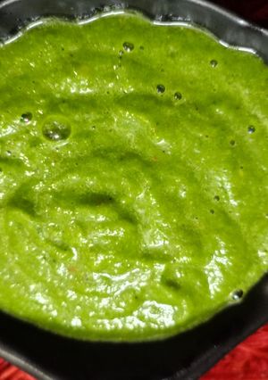 A picture of Green garlic leaves chutney (hare lehsun ki chutney).