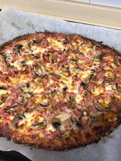 Una foto de Pizza 🍕 con base de coliflor