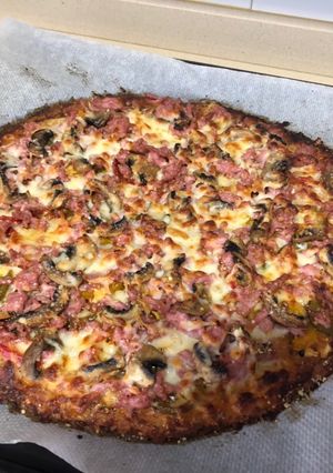 Una foto de Pizza 🍕 con base de coliflor