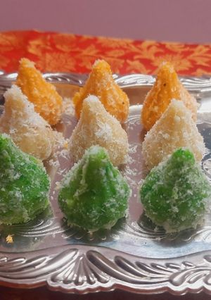खवा-काजू तिरंगी मोदक (Khava Kaju Tirangi Modak Recipe In Marathi) रेसिपी चे मुख्य फोटो 