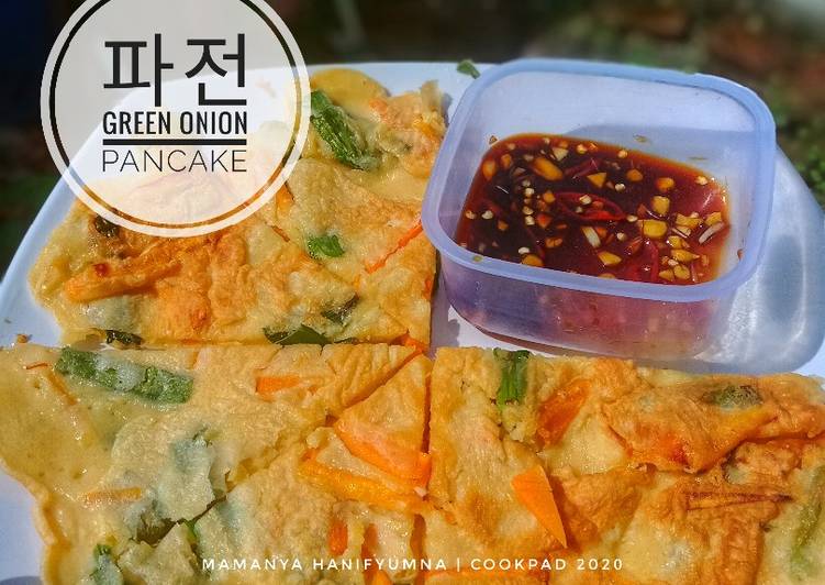 Langkah Mudah untuk Menyiapkan 파전 (Pajeon - Green Onion Pancake) yang Lezat Sekali