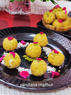 बेसन कोकोनट लड्डू (Besan Coconut ladoo recipe in Hindi) रेसिपी मुख्य फोटो