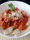 Ravioli casero relleno con queso y salsa boloñesa