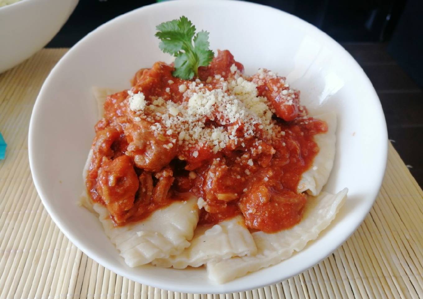 Ravioli casero relleno con queso y salsa boloñesa