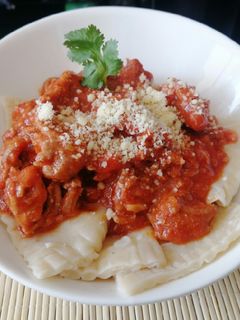 Una foto de Ravioli casero relleno con queso y salsa boloñesa