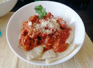 Una foto de Ravioli casero relleno con queso y salsa boloñesa
