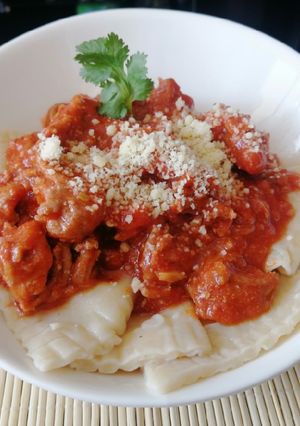 Una foto de Ravioli casero relleno con queso y salsa boloñesa