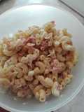 Pasta de codito con brócoli y jamón