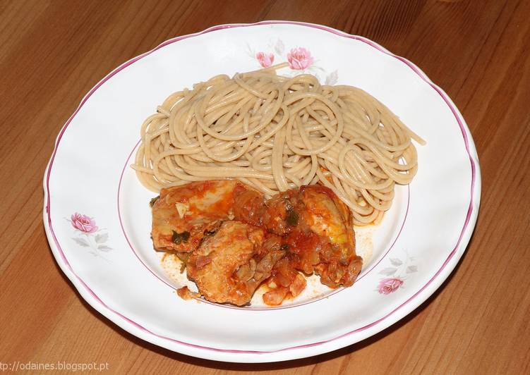 Galinha com molho de tomate