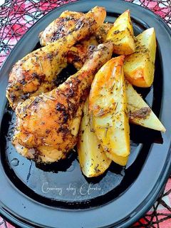 Una foto de Cuartos traseros de pollo asados al horno con patatas nuevas