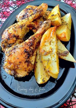 Una foto de Cuartos traseros de pollo asados al horno con patatas nuevas