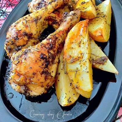 Cuartos traseros de pollo asados al horno con patatas nuevas Receta de  Alexis Urrutia- Cookpad