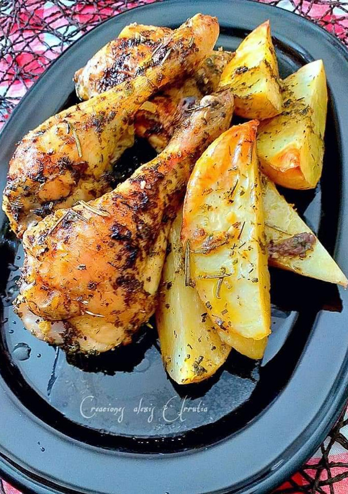 Una foto de Cuartos traseros de pollo asados al horno con patatas nuevas