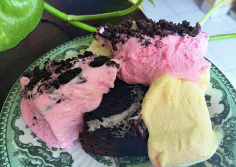 Brownies chocolate with topping ice cream strawberry jam and durian (Enak,lembut,yummy)