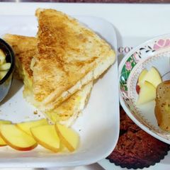A picture of Apple Toast n balls.