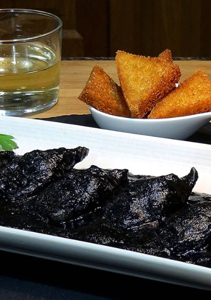 Una foto de Chipirones o calamares en su tinta, receta tradicional